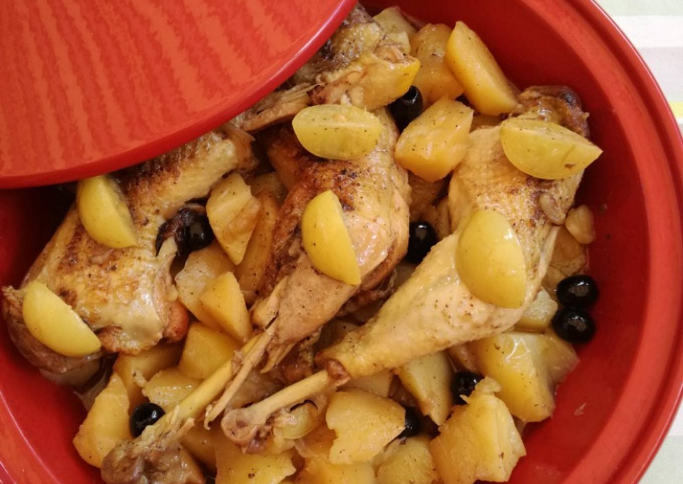 Tajine de poulet-pommes de terre-citron confit- olives