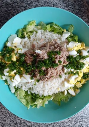 Una foto de Ensalada de arroz, atún, lechuga y huevo
