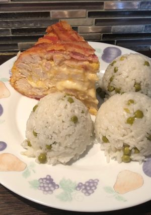 Sajtos, baconos csirkemell rizibizivel recept fotója