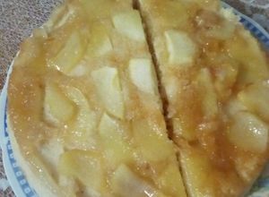 Una foto de Torta invertida de manzana en microondas (en solo 10 minutos)