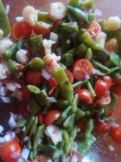 Una foto de Ensalada de judías verdes con gambas y vinagreta de tomates