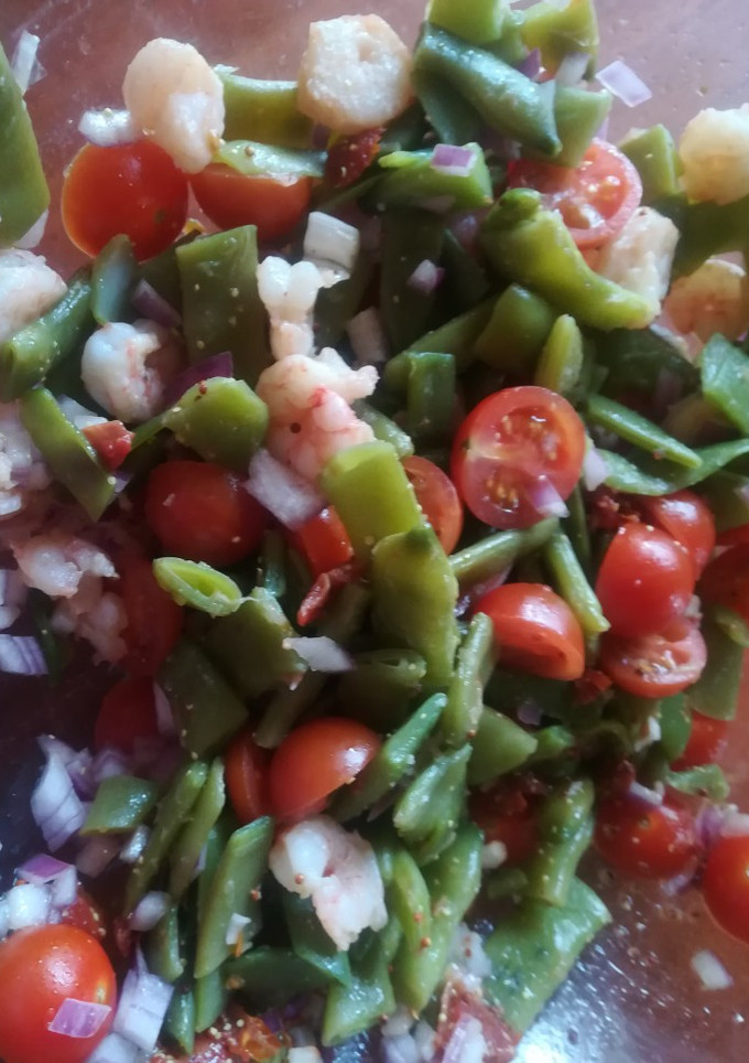 Una foto de Ensalada de judías verdes con gambas y vinagreta de tomates