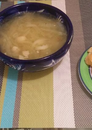 Una foto de Sopa de cebolla con tocino