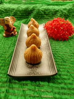 માવા બદામ મોદક (Mawa Badam Modak recipe in Gujarati) રેસીપી મુખ્ય ફોટો