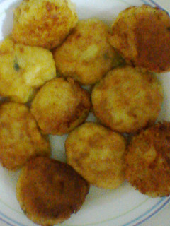 A picture of Potato cheese balls.