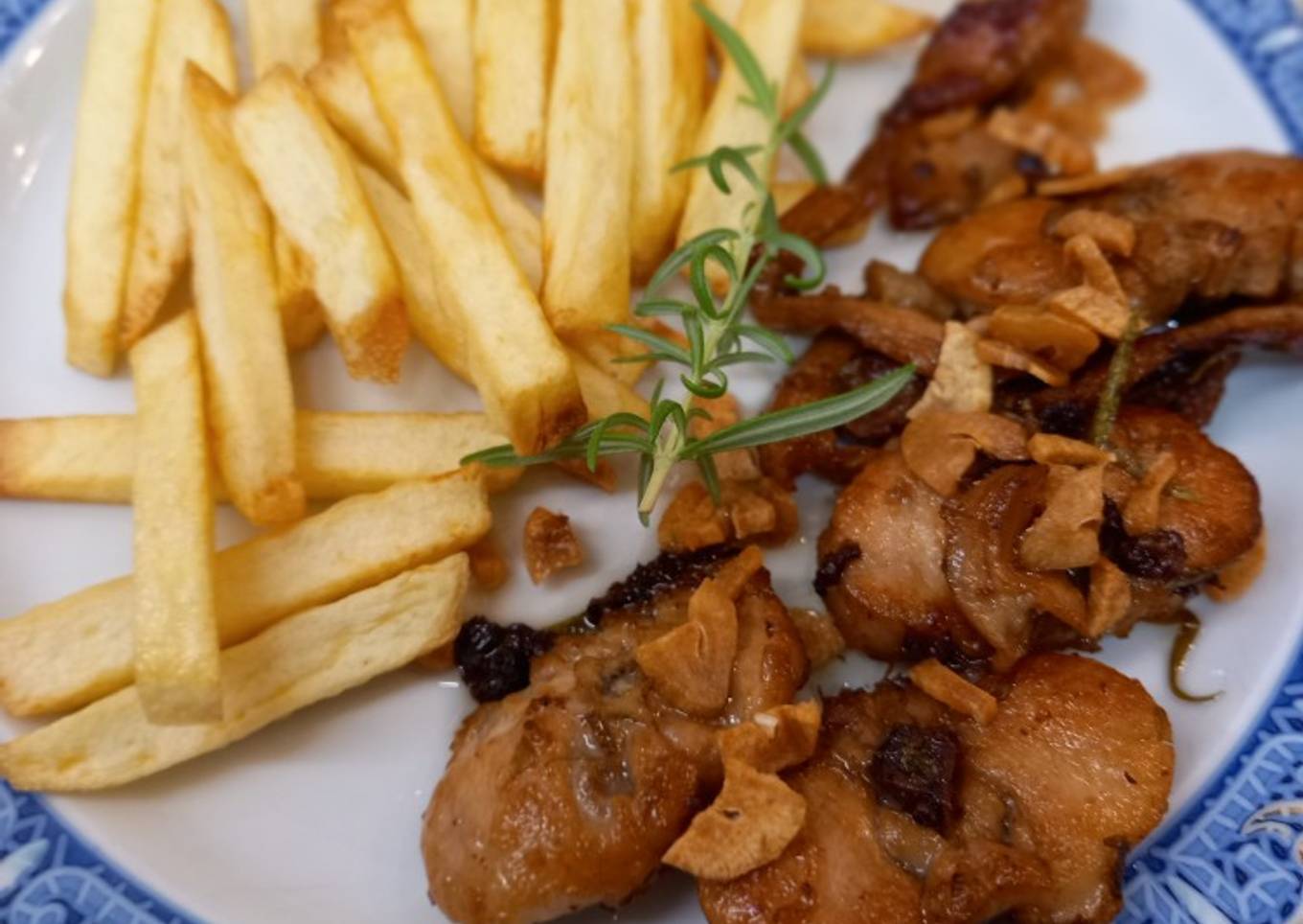 Conejo al ajillo, con patatas fritas