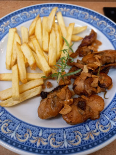 Una foto de Conejo al ajillo, con patatas fritas
