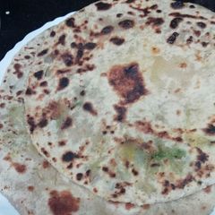 A picture of Potato dhaniya parantha.