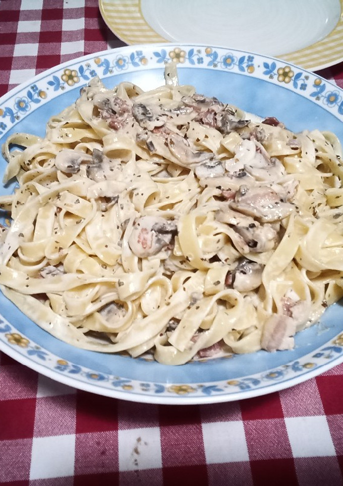 Una foto de Fettuccine imitación carbonara