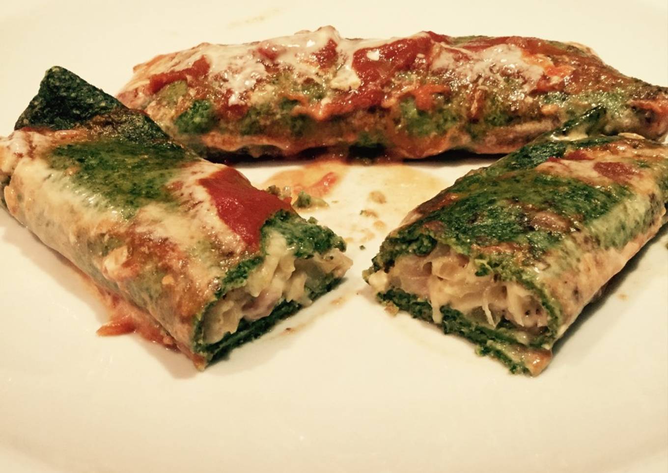 Crepes de espinaca rellenos de jamón y queso