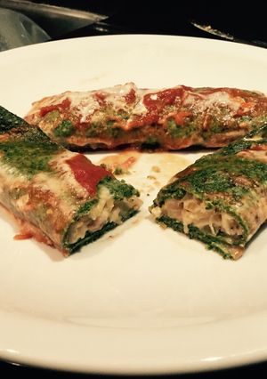 Una foto de Crepes de espinaca rellenos de jamón y queso
