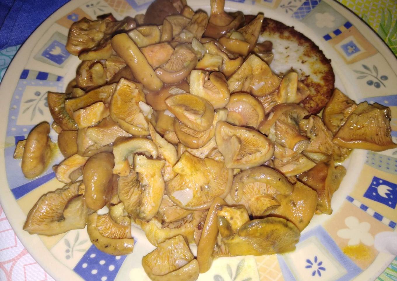 Cama de níscalos (rovellones) con hamburguesa de pescado