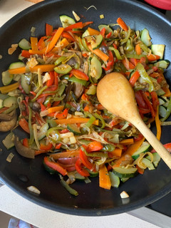 Una foto de Wok de verduras y setas