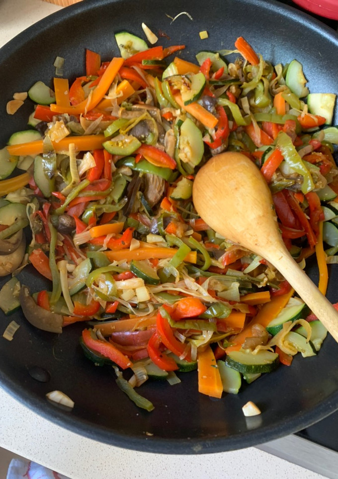 Una foto de Wok de verduras y setas