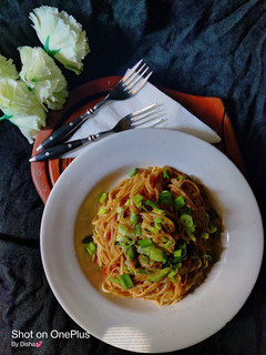 વેજ હક્કા નૂડલ્સ (Veg Hakka Noodles Recipe in Gujarati) રેસીપી મુખ્ય ફોટો