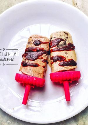 A picture of Nutella and Oreo Popsicles.