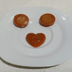 A picture of Easy honey candies, with sugar or sugar-free, ideal for sore throat and cold.