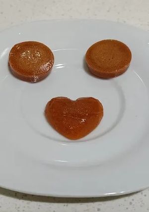 A picture of Easy honey candies, with sugar or sugar-free, ideal for sore throat and cold.