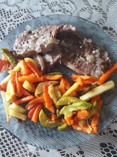 Una foto de Bife al horno con guarnición