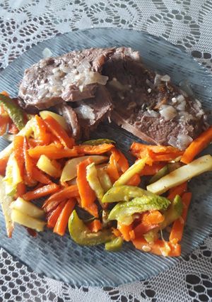 Una foto de Bife al horno con guarnición