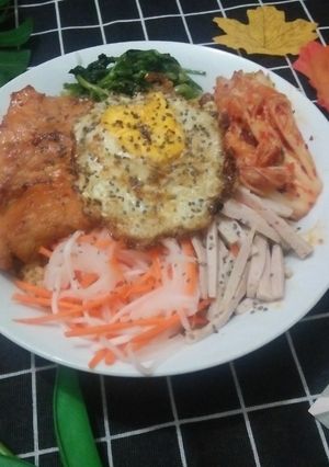 Hình của món Cơm trộn đặc biệt.