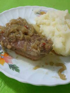 Una foto de Pechito de cerdo a la cacerola con cebolla