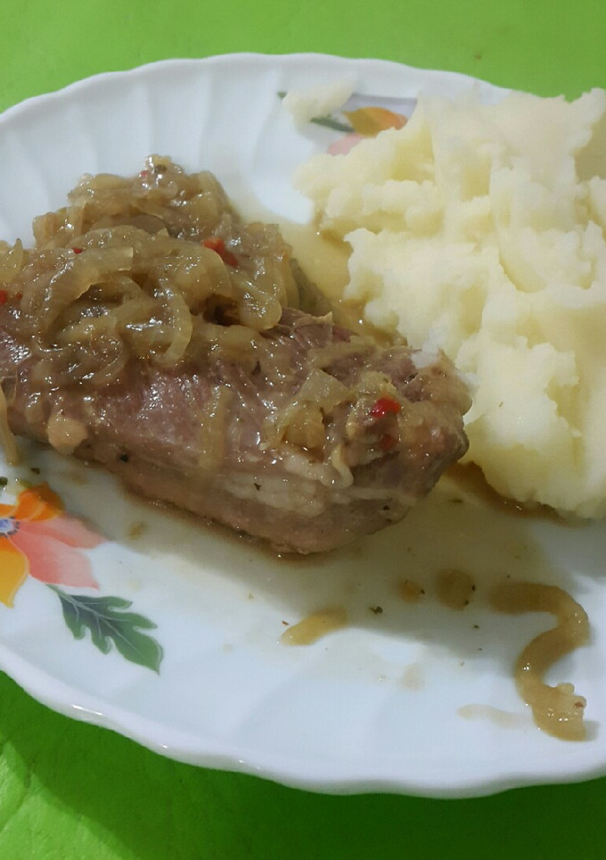 Una foto de Pechito de cerdo a la cacerola con cebolla