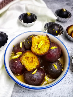 A picture of Kala jamun.
