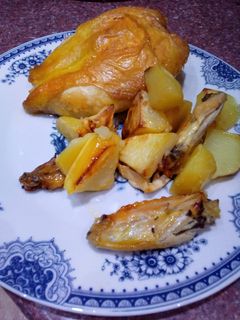 Una foto de Pollo con patatas y cerveza
