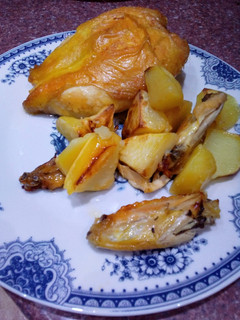 Una foto de Pollo con patatas y cerveza