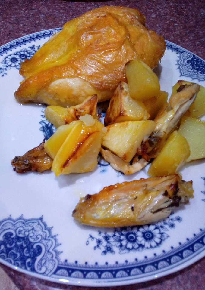 Una foto de Pollo con patatas y cerveza