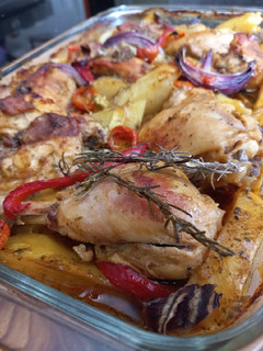 Una foto de Tutos de Pollo a la Mostaza y Romero y verduras