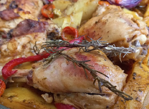 Una foto de Tutos de Pollo a la Mostaza y Romero y verduras