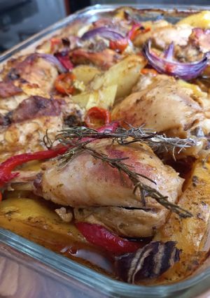 Una foto de Tutos de Pollo a la Mostaza y Romero y verduras