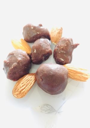 A picture of Chocolate covered almonds.