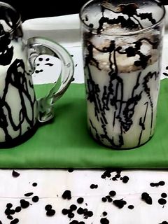 હોટ મિલ્ક વિથ ચોકલેટ ચિપ્સ (Hot milk with chocolate chip recipe in Gujarati) રેસીપી મુખ્ય ફોટો