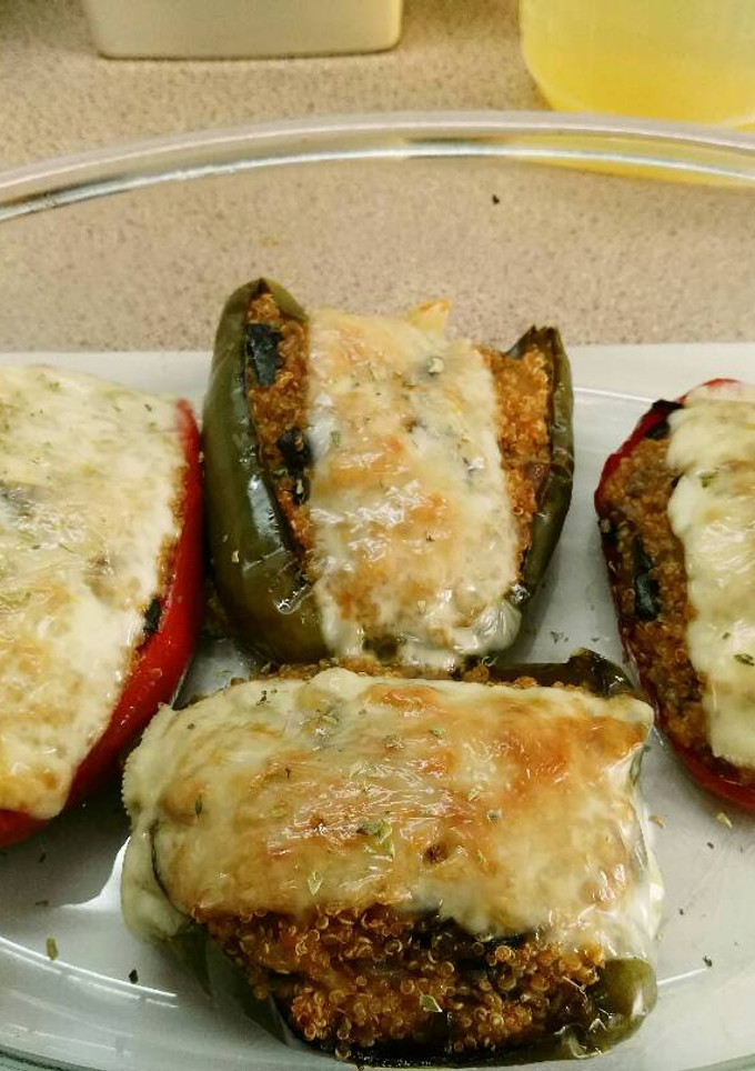 Una foto de Pimientos rellenos de quinoa y verduras