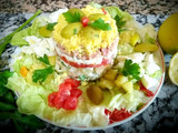 Ensalada de huevo y mimosa con verduras, atún