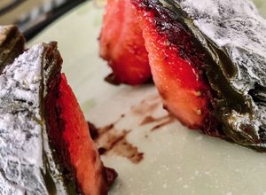 รูปของ มัจฉะไดฟุกุ ไส้สตอเบอรี่เคลือบนูเทลล่าMatcha Daifuku Strawberry Nutella_มือสมัครเล่น :)