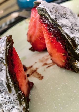 รูปของ มัจฉะไดฟุกุ ไส้สตอเบอรี่เคลือบนูเทลล่าMatcha Daifuku Strawberry Nutella_มือสมัครเล่น :)