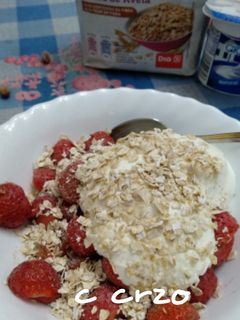 Una foto de Fresas, yogurt y copos de avena