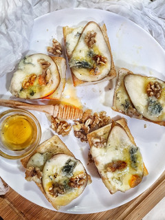 Una foto de Tosta de peras con miel y queso gorgonzola
