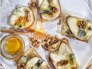 Tosta de peras con miel y queso gorgonzola