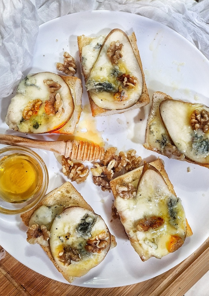 Una foto de Tosta de peras con miel y queso gorgonzola