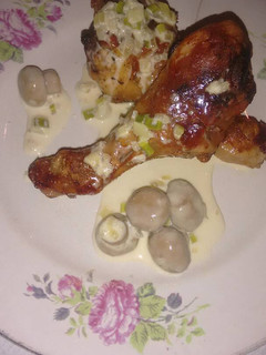 Una foto de Patitas de pollo con salsa de champiñones y verdeo