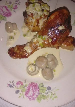 Una foto de Patitas de pollo con salsa de champiñones y verdeo