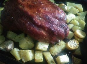 Una foto de Bondiola al horno con papas saborizadas a mi manera (con tips)