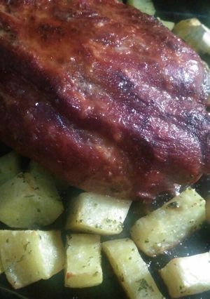 Una foto de Bondiola al horno con papas saborizadas a mi manera (con tips)