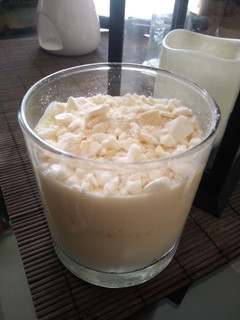 Una foto de Espuma de limón y merenguitos
