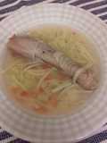 Caldo de pollo moldavo con fideos caseros "zeama"